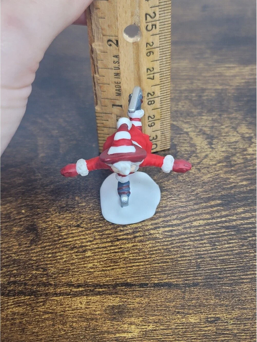 Department 56 Ice Skating Elf Figurine Christmas Decoration